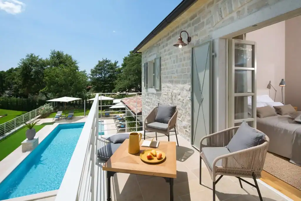 Balkon der Villa Elena mit Sitzplatz und Blick auf den Pool