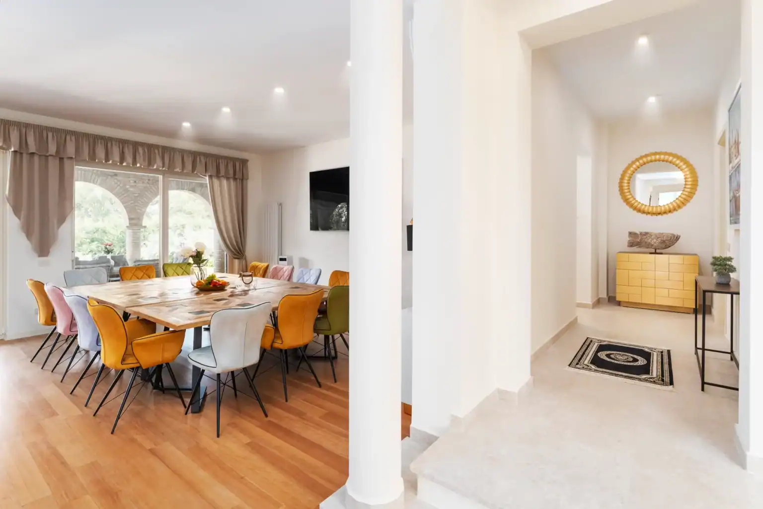 Villa Lionea 47 Essbereich der Villa Lionea mit langem Holztisch und bunten Stühlen