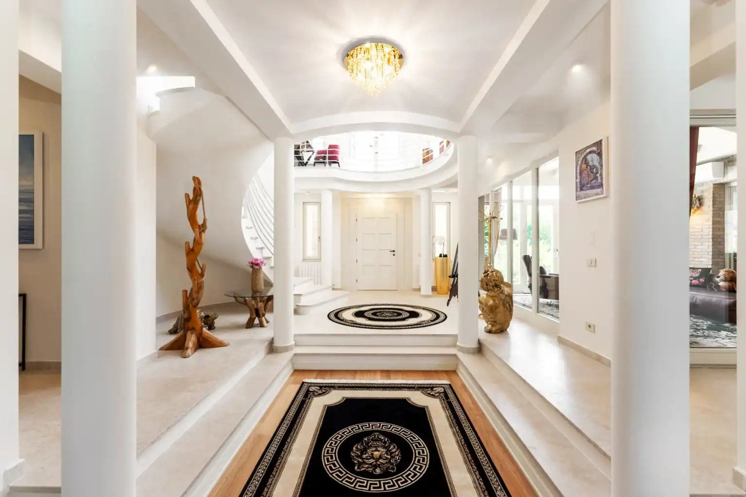 Villa Lionea 46 Eingangsbereich der Villa Lionea mit Säulen, Läufer und Kronleuchter