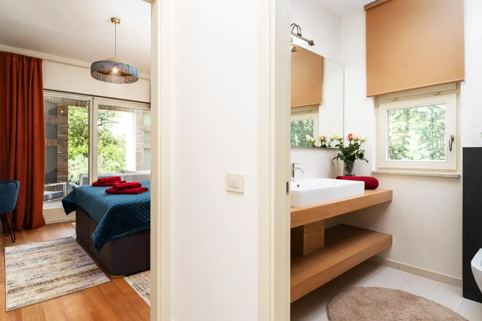 Villa Lionea 35 Schlafzimmer der Villa Lionea mit blauem Bettüberwurf und Blick ins Bad