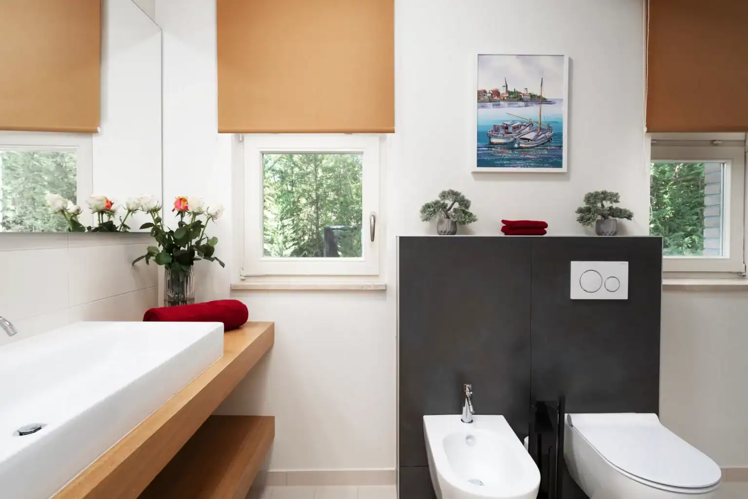 Villa Lionea 34 Badezimmer der Villa Lionea mit Aufsatzwaschbecken, Holzablage und Hafenbild
