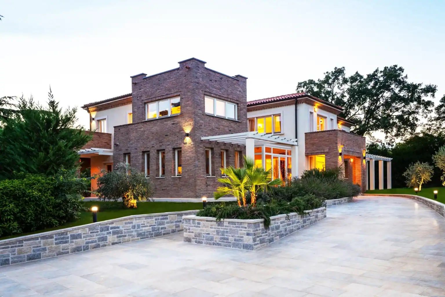 Villa Lionea 26 Außenansicht der Villa Lionea in der Dämmerung mit beleuchteter Fassade