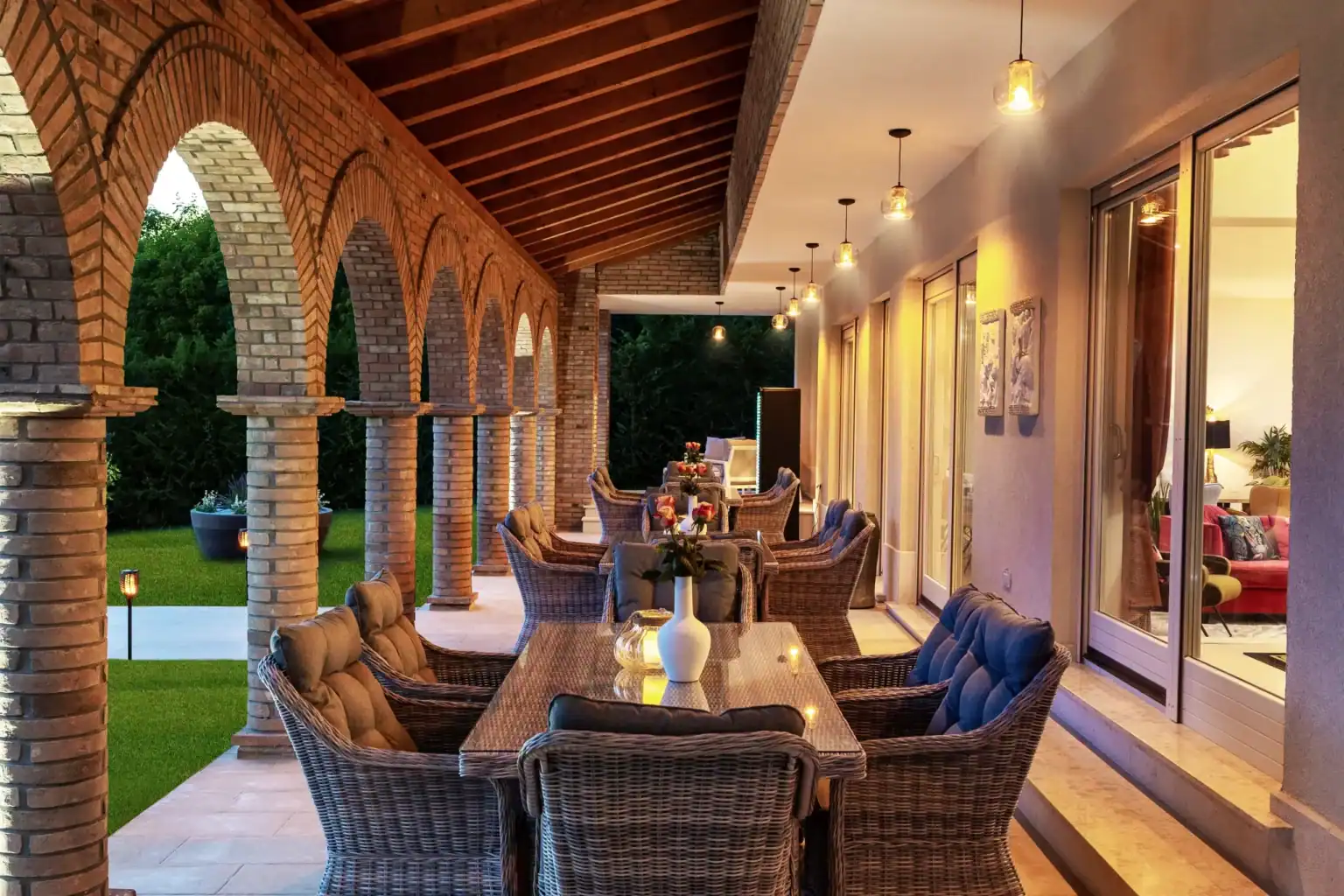 Villa Lionea 23 Überdachte Terrasse der Villa Lionea mit Hängeleuchten und langem Esstisch