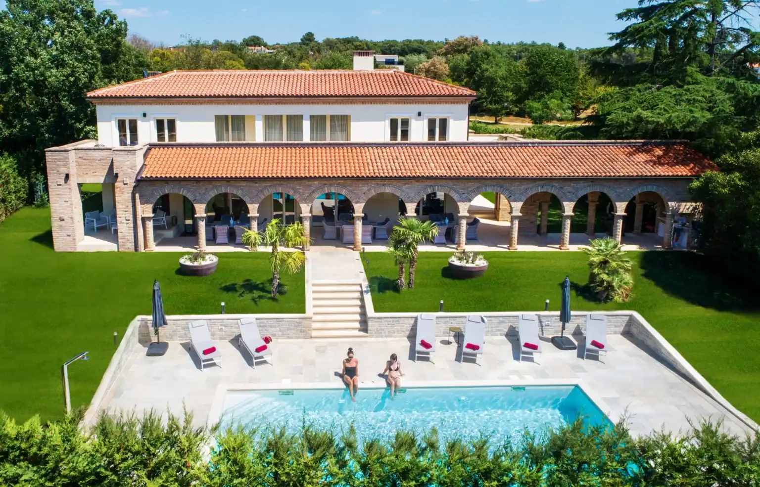 Villa Lionea 21 Luftansicht der Villa Lionea mit Bogengang, Rasen und Pool