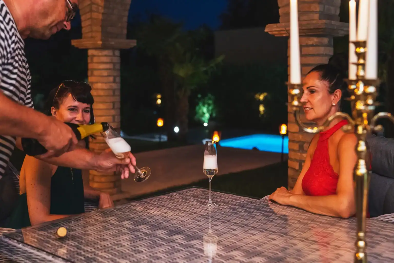 Villa Lionea 19 Abendessen auf der Terrasse der Villa Lionea mit Kerzenleuchter und Sekt