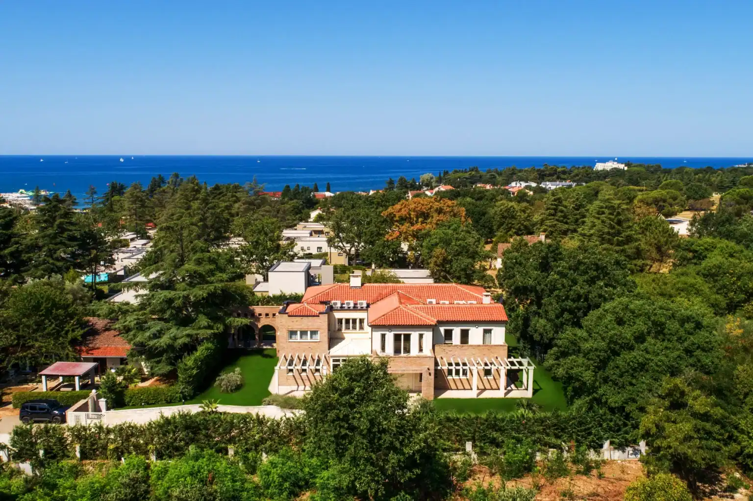 Villa Lionea 7 Luftaufnahme der Villa Lionea mit Garten und Meer im Hintergrund
