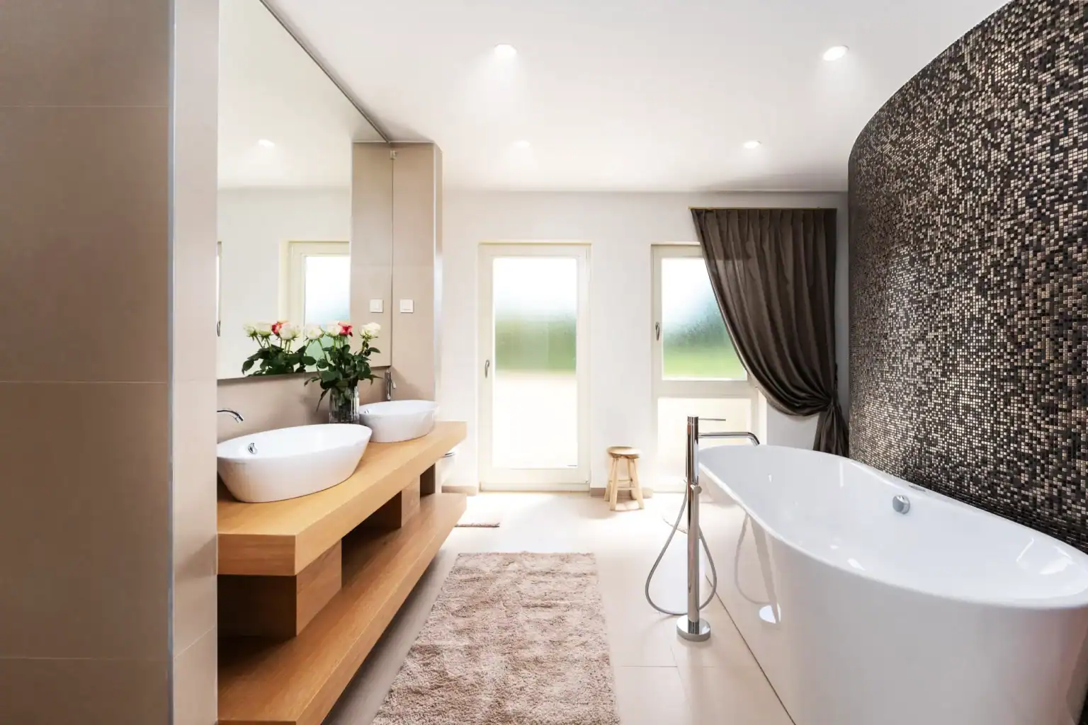 Villa Lionea 13 Badezimmer der Villa Lionea mit freistehender Badewanne und Mosaikwand