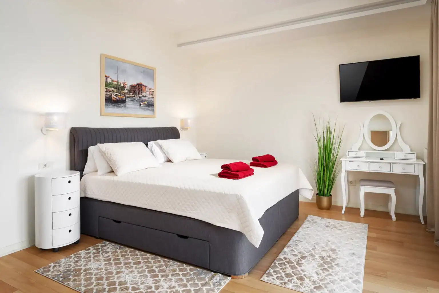 Villa Lionea 11 Schlafzimmer der Villa Lionea mit weißer Bettwäsche und weißem Schminktisch