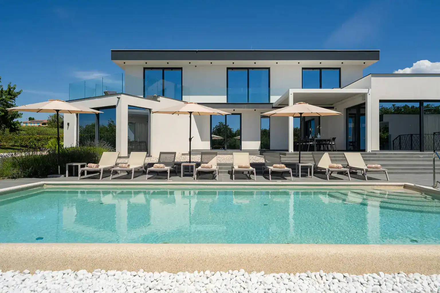 Villa Nura in Kroatien mieten. Schöne Villa unweit vom Strand, Meernähe - mit Sauna, Fitness-Raum und Salzwasserpool.